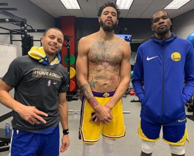 本菲卡2-0那不勒斯，里奥斯传射，巴雷罗破门（本菲卡2-0击败那不勒斯：里奥斯一传一射，巴雷罗建功）