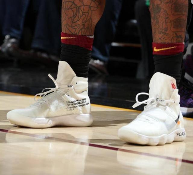 共和报：米兰正考虑冬窗签回41岁的蒂亚戈-席尔瓦（共和报：米兰有意在冬窗迎回41岁蒂亚戈-席尔瓦）